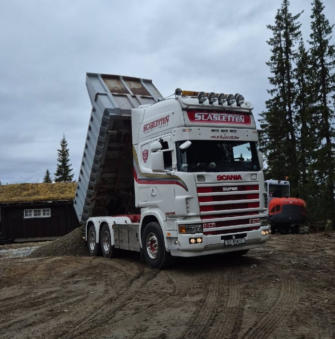 Tippbil under transport av bulkmaterialer