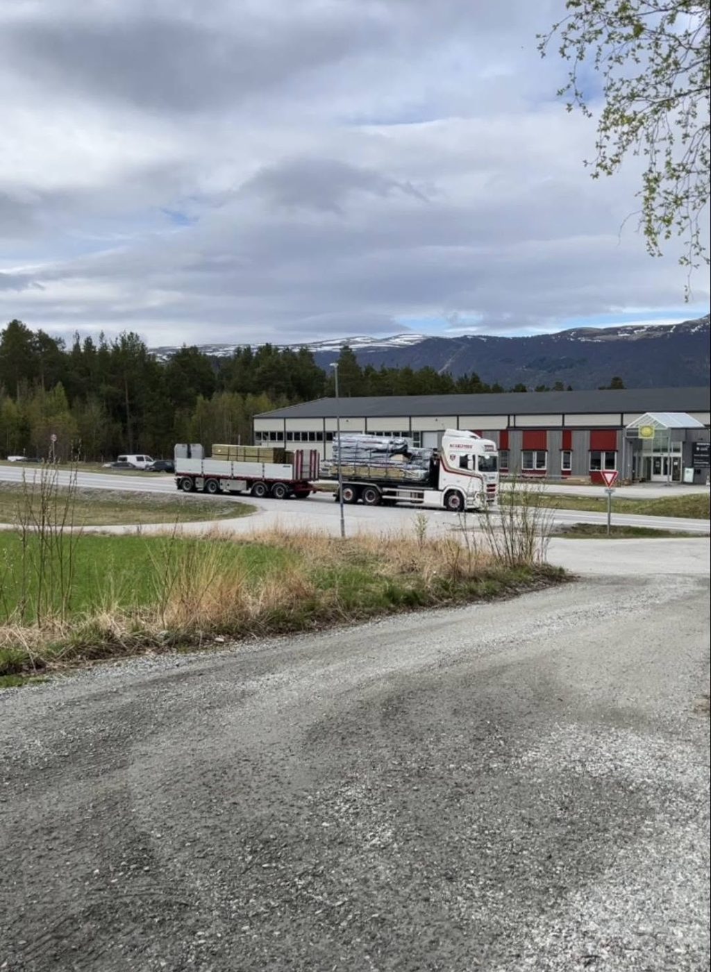 Åpen planbil under transportoppdrag